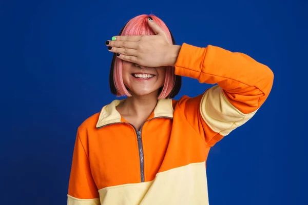 亚洲女孩 一头粉红的头发 开怀大笑 用蓝色的背景遮住眼睛 — 图库照片