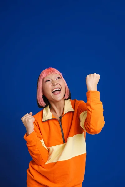 Azji Dziewczyna Różowymi Włosami Krzyczy Podczas Podejmowania Gest Zwycięzca Izolowane — Zdjęcie stockowe