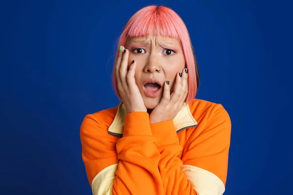Asijské Dívka Růžovými Vlasy Piercing Vyjadřující Překvapení Kameru Izolované Přes — Stock fotografie
