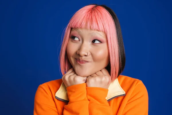 Aziatisch Meisje Met Roze Haar Piercing Kijken Opzij Geïsoleerd Blauwe — Stockfoto