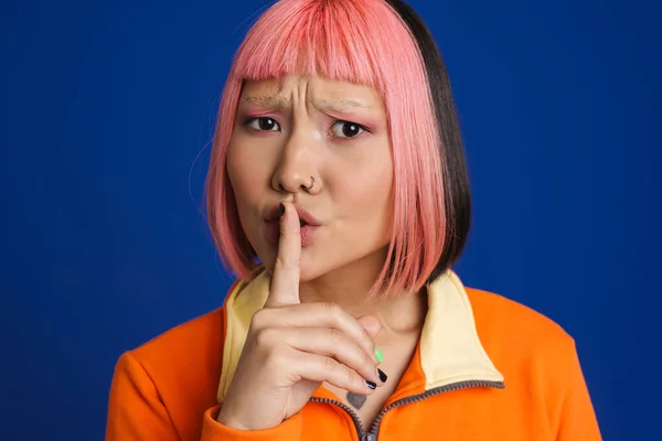 Azji Dziewczyna Różowymi Włosami Piercing Pokazując Milczenie Gest Izolowane Niebieskim — Zdjęcie stockowe