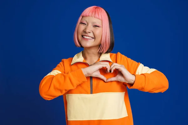 Asiatisk Flicka Med Rosa Hår Skrattar Och Visar Hjärta Gest — Stockfoto