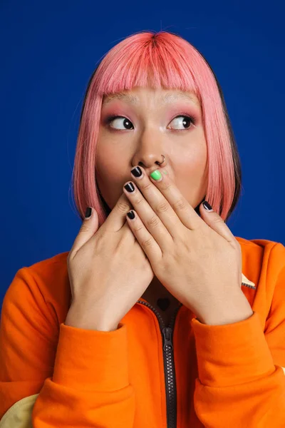 Asiatisk Flicka Som Uttrycker Överraskning Och Täcker Sin Mun Isolerad — Stockfoto