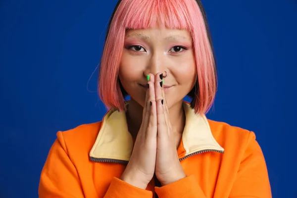 Asijské Dívka Růžové Vlasy Pózování Držení Dlaně Dohromady Izolované Přes — Stock fotografie