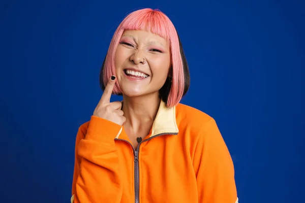 Azji Dziewczyna Różowymi Włosami Śmiejąc Się Jednocześnie Wskazując Palec Górę — Zdjęcie stockowe