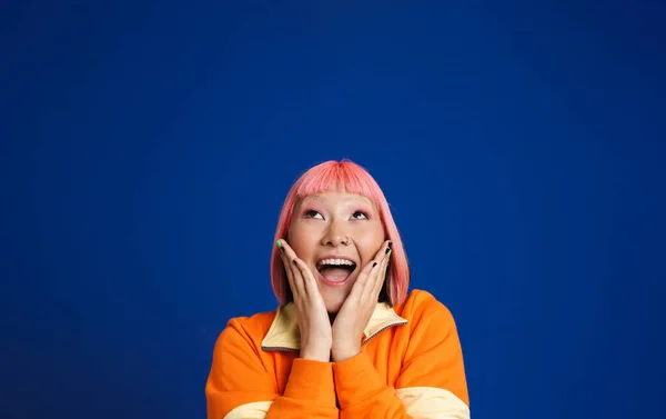 Aziatisch Meisje Met Roze Haar Piercing Uiten Verrassing Camera Geïsoleerd — Stockfoto