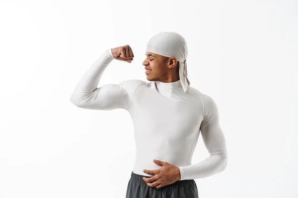 Jovem Esportista Hispânico Vestindo Mostrando Seu Bíceps Câmera Isolada Sobre — Fotografia de Stock