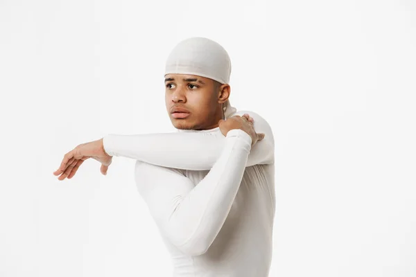年轻的运动员戴着头巾 一边做运动 一边在白色背景下做运动 — 图库照片