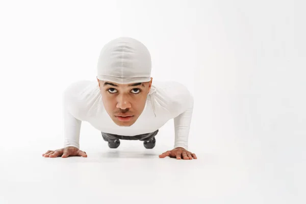 年轻的运动员戴着头巾 一边做运动 一边在白色背景下做运动 — 图库照片