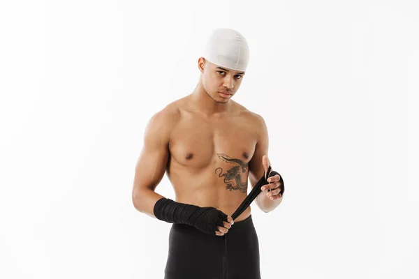 Junger Hemdloser Sportler Der Seine Boxbinde Isoliert Über Weißem Hintergrund — Stockfoto