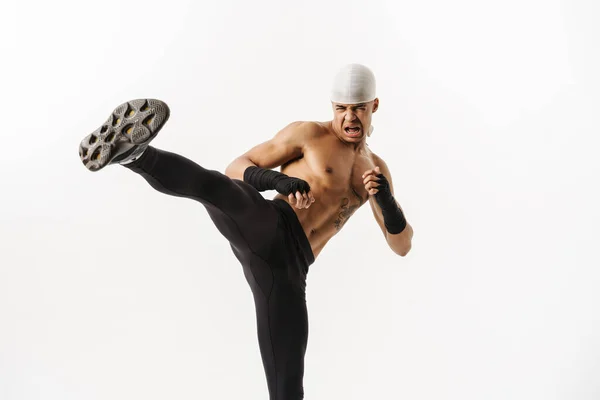 Junger Hemdloser Sportler Tritt Beim Training Isoliert Vor Weißem Hintergrund — Stockfoto