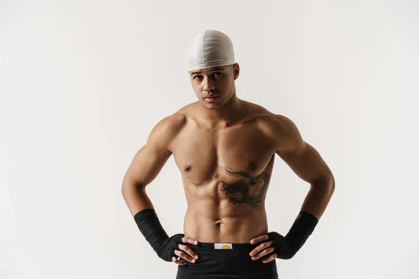 Mladý Sportovec Bez Košile Tetováním Pózovat Kameře Izolované Přes Bílé — Stock fotografie