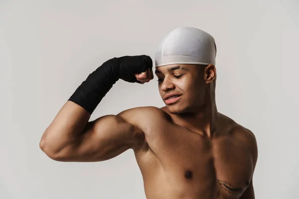 Joven Deportista Sin Camisa Sonriendo Mientras Muestra Bíceps Cámara Aislado — Foto de Stock