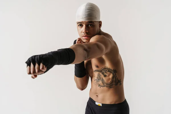 Junge Hemdlose Sportler Boxen Während Sie Isoliert Vor Weißem Hintergrund — Stockfoto