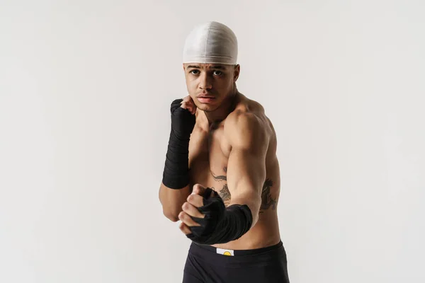 Νέοι Γυμνόστηθη Πυγμαχία Αθλητή Ενώ Εργάζονται Έξω Απομονώνονται Λευκό Φόντο — Φωτογραφία Αρχείου