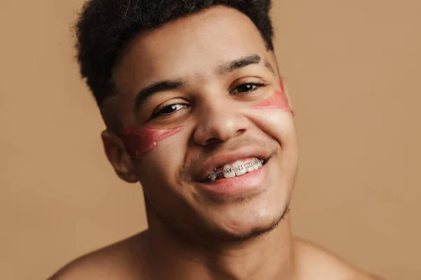 Mladý Muž Bez Košile Kosmetických Náplastí Úsměvem Kameru Izolované Přes — Stock fotografie