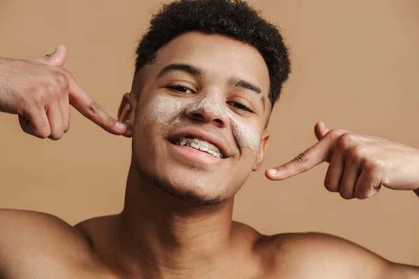 Jonge Shirtloze Man Met Cosmetische Klei Masker Wijzende Vingers Naar — Stockfoto