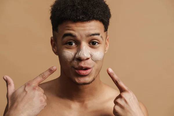 Homem Jovem Sem Camisa Com Máscara Barro Cosmético Apontando Dedos — Fotografia de Stock