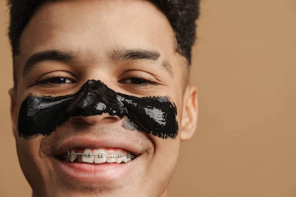 Jovem Homem Sem Camisa Com Máscara Cosmética Sorrindo Para Câmera — Fotografia de Stock