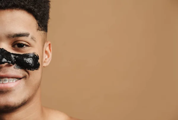 Joven Hombre Sin Camisa Con Máscara Cosmética Sonriendo Cámara Aislada — Foto de Stock