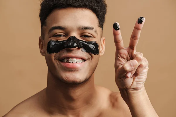 Shirless Man Met Cosmetische Masker Glimlachen Gebaren Camera Geïsoleerd Beige — Stockfoto
