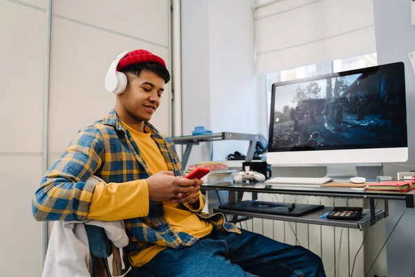 Teenage Boy Using Cellphone While Playing Video Game Desktop Computer — Stock Photo, Image