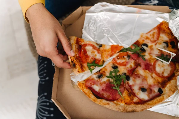 Adolescente Ragazzo Mangiare Pizza Mentre Seduto Sul Divano Casa — Foto Stock