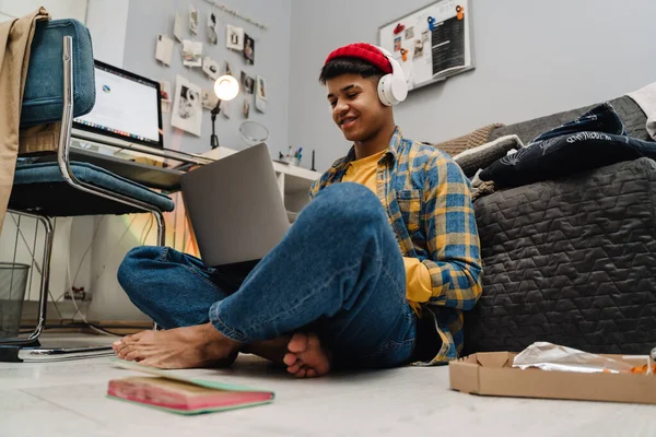 Adolescente Oriente Médio Usando Laptop Comendo Pizza Enquanto Estudava Casa — Fotografia de Stock