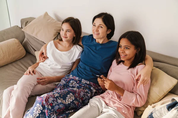 Fehér Lányai Tévéznek Miközben Otthon Pihennek Kanapén — Stock Fotó