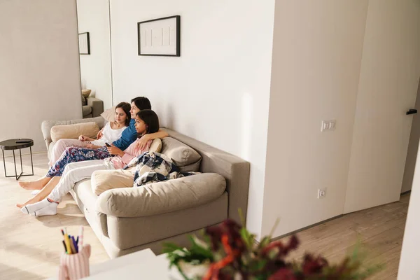 White Woman Her Daughters Watching While Resting Couch Home — Stock Photo, Image