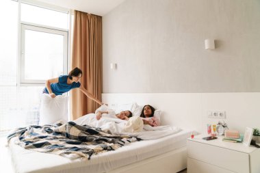 Çok ırklı kızlar evde dinlenirken anneleriyle konuşuyor.