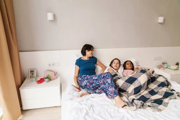 Біла Жінка Дочками Сміються Відпочиваючи Вдома — стокове фото