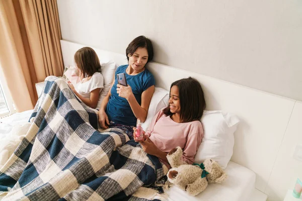 Beyaz Kadın Kızları Evde Dinlenirken Gülüyorlar — Stok fotoğraf