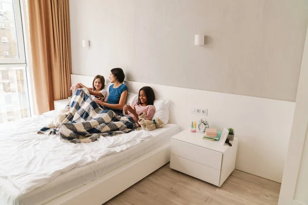 White Woman Her Daughters Laughing While Resting Bed Home — Stock Photo, Image