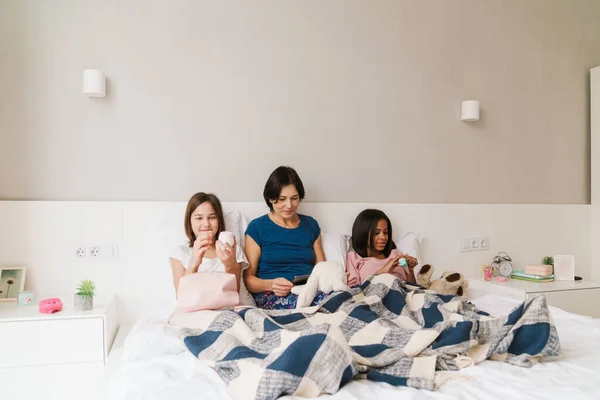Beyaz Kadın Kızları Evde Dinlenirken Birlikte Vakit Geçiriyorlar — Stok fotoğraf