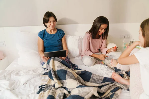 Fehér Lányai Együtt Töltik Időt Míg Otthon Pihennek Ágyon — Stock Fotó