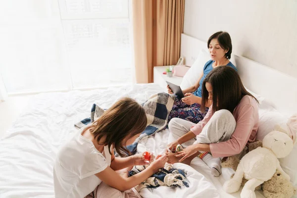 Irmãs Multirraciais Pintando Unhas Enquanto Passam Tempo Com Sua Mãe — Fotografia de Stock