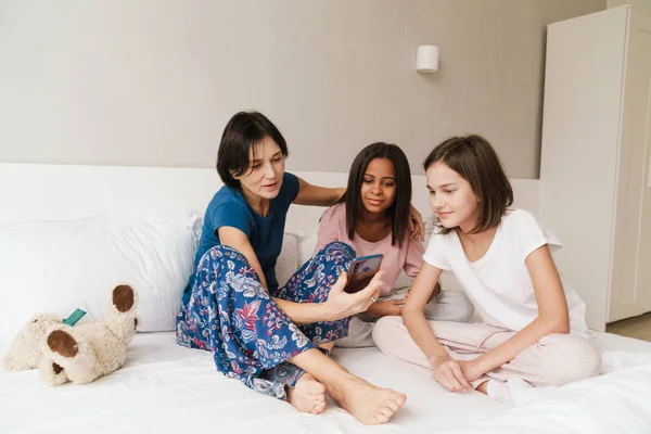 Fehér Lányai Mobiltelefont Használnak Miközben Otthon Pihennek Ágyon — Stock Fotó