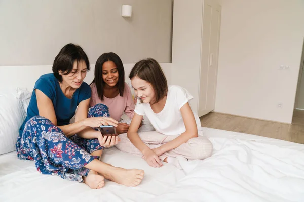 Weiße Frau Und Ihre Töchter Benutzen Mobiltelefone Während Sie Hause — Stockfoto