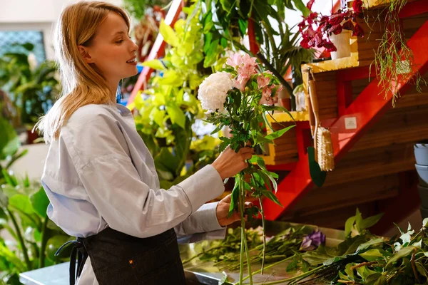 White Beautiful Young Florist Girl Making Bouquet Fresh Flowers Shop — Stock Photo, Image