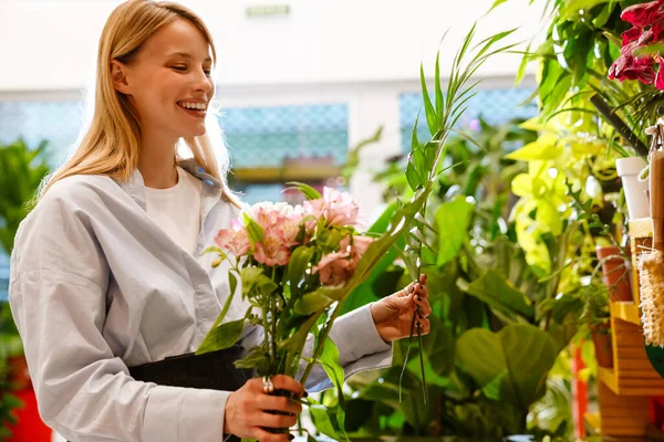 Chica Florista Joven Hermosa Blanca Haciendo Ramo Con Flores Frescas —  Fotos de Stock