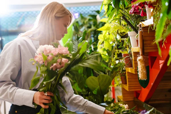 Branco Bela Menina Florista Fazendo Buquê Com Flores Frescas Loja — Fotografia de Stock