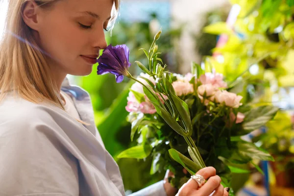 Chica Florista Joven Hermosa Blanca Haciendo Ramo Con Flores Frescas — Foto de Stock