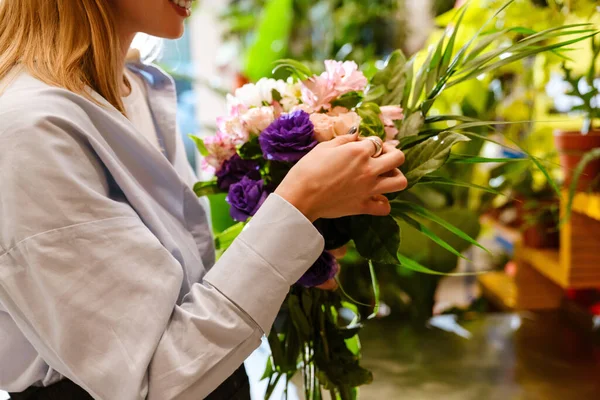 Çiçekçide Çalışırken Beyaz Bir Kadın Taze Çiçeklerle Buket Yapıyor — Stok fotoğraf