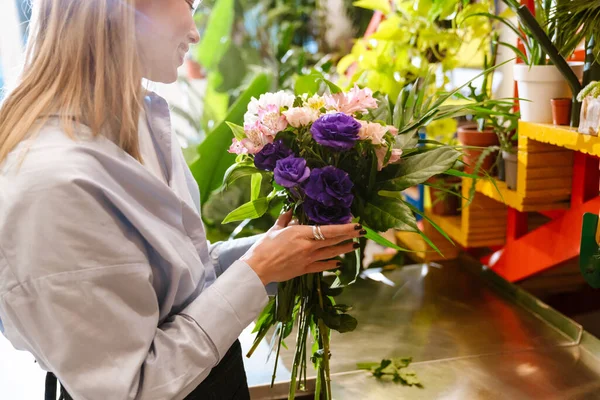 Beyaz Güzel Çiçekçi Kız Dükkanda Taze Çiçeklerle Buket Yapıyor — Stok fotoğraf