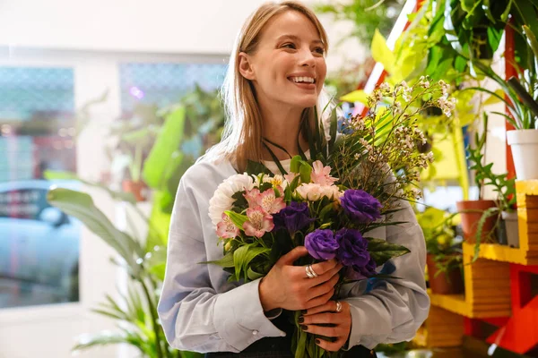 白美しいです若い花屋の女の子保持花束で新鮮な花で店 — ストック写真