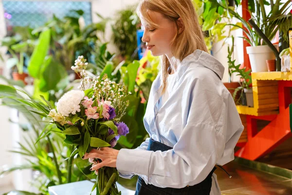 Beyaz Güzel Çiçekçi Kız Dükkanında Taze Çiçeklerle Buket Tutuyor — Stok fotoğraf