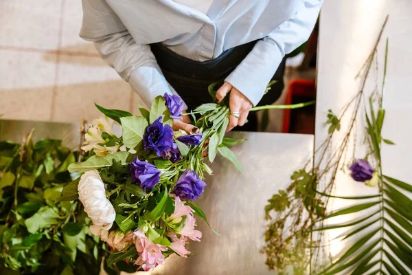 Mulher Branca Fazendo Buquê Com Flores Frescas Enquanto Trabalhava Florista — Fotografia de Stock