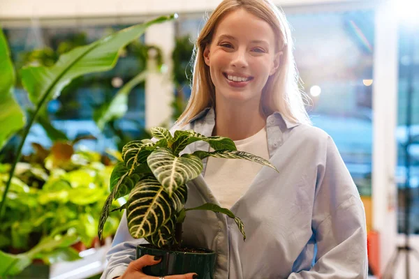Branco Bonito Jovem Florista Menina Segurando Vaso Planta Enquanto Trabalhava — Fotografia de Stock