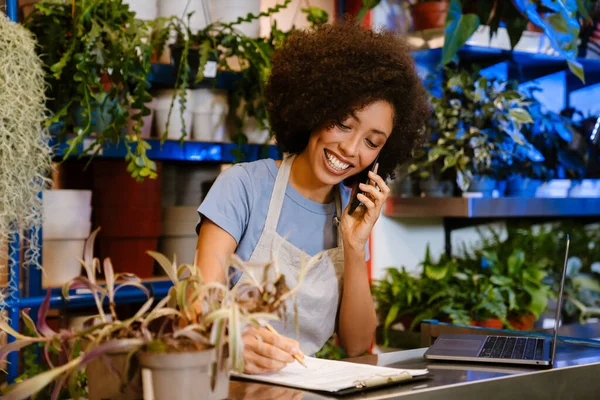 Африканська Американка Щаслива Дівчина Флорист Розмовляє Мобільному Телефону Клієнтом Квіткарні — стокове фото